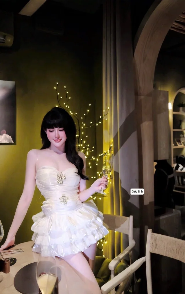 เดรสเกาะอกครีมหวานละมุน Elegant Cream Mini Dress (alternate)