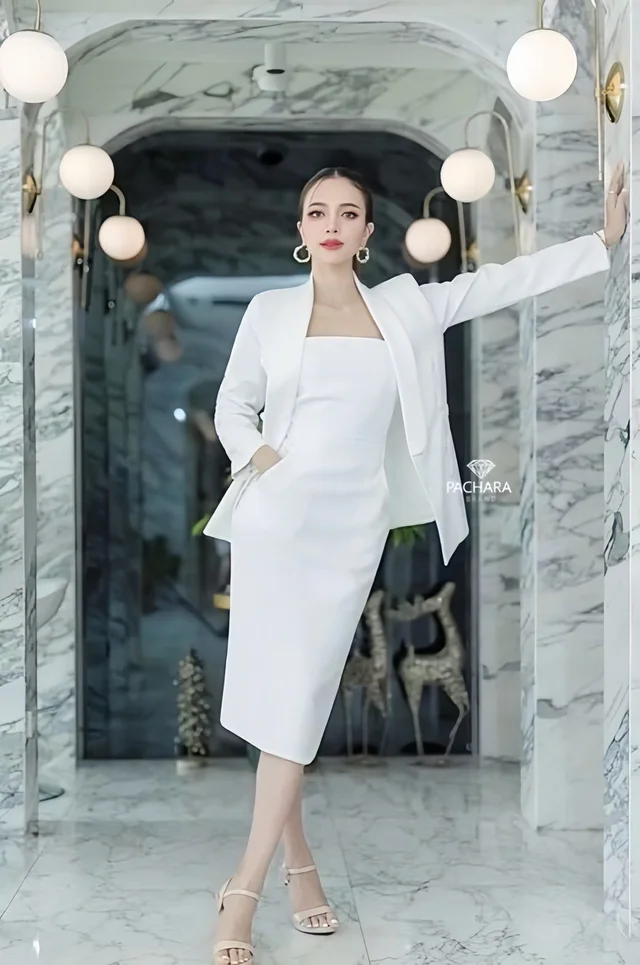PACHAR เดรสขาวหรูเรียบแพง Elegant White Midi Dress