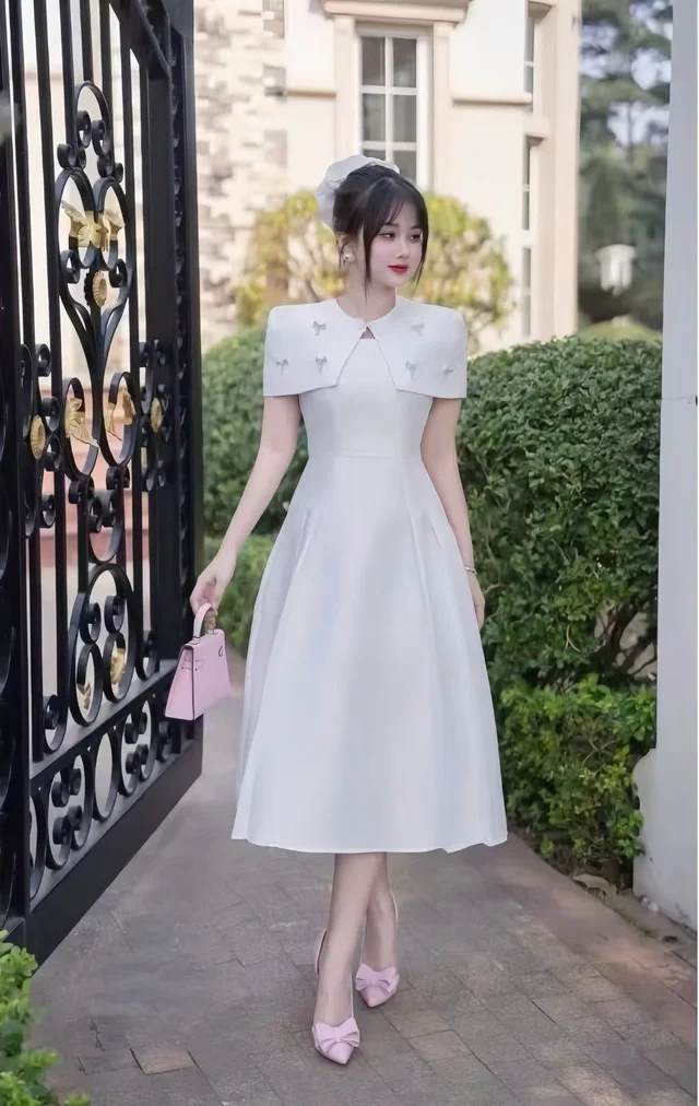 เดรสขาวหวานเรียบหรู Elegant White Midi Dress