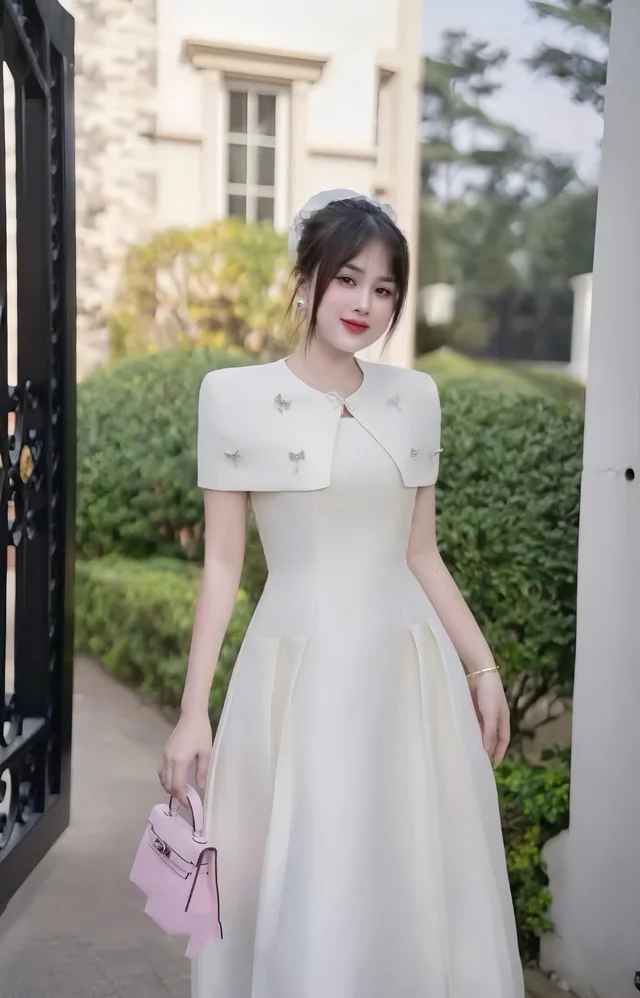 เดรสขาวหวานเรียบหรู Elegant White Midi Dress thumbnail 4