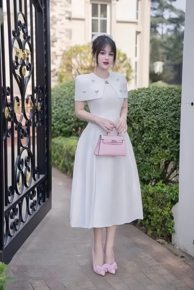 เดรสขาวหวานเรียบหรู Elegant White Midi Dress (alternate)