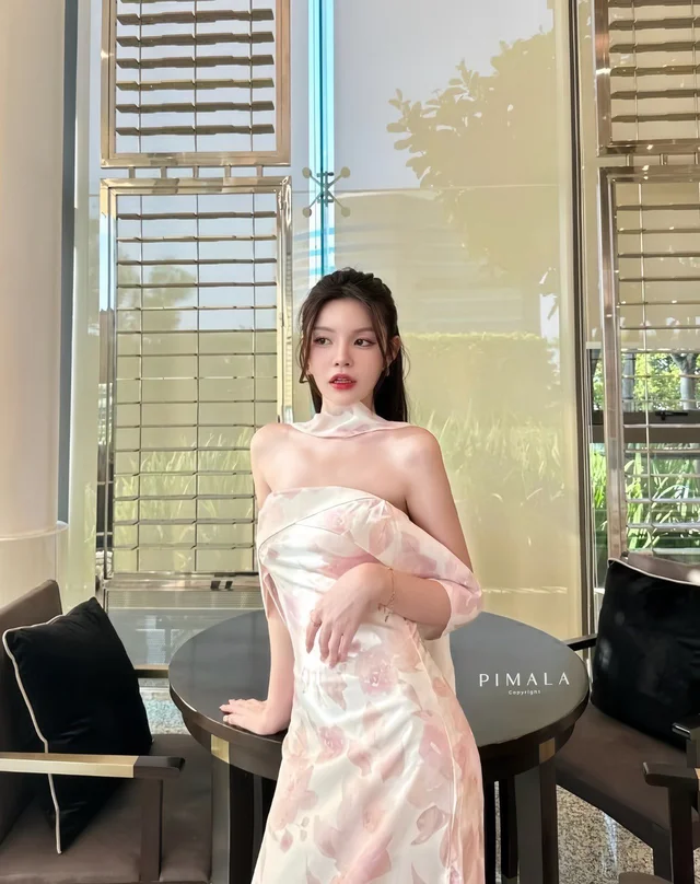 PIMA เดรสยาวหวานละมุนลายดอกไม้หรู (alternate)