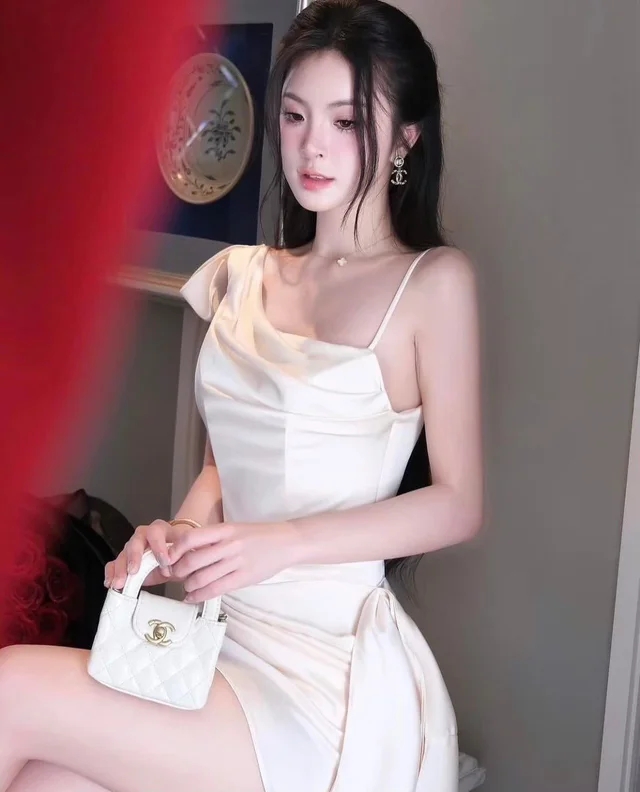 เดรสสายเดี่ยวขาวหรู สไตล์หวานแซ่บ thumbnail 2