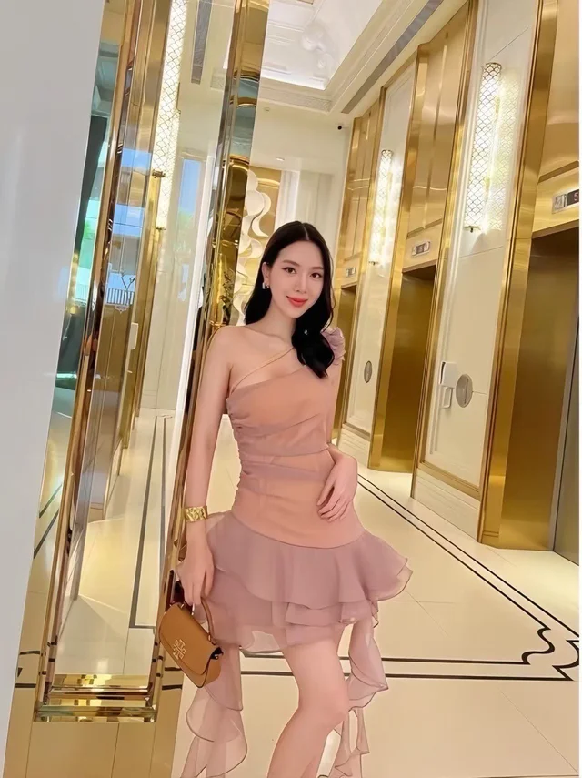 เดรสสายเดี่ยวชมพูหวานหรู สไตล์เจ้าหญิงแฟชั่น