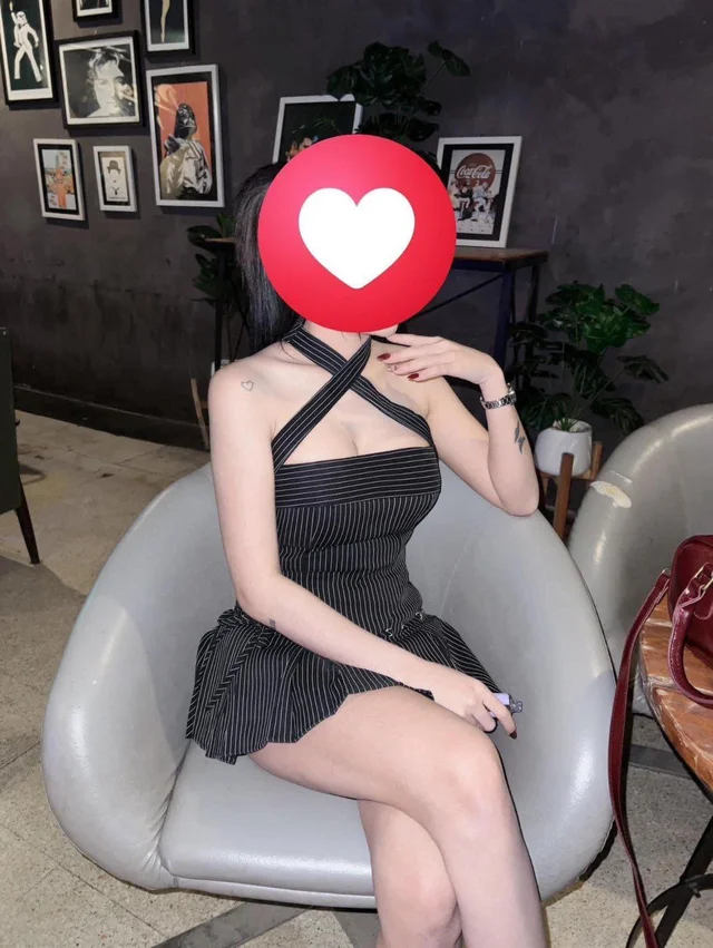 เดรสคล้องคอดำเท่ สไตล์เรียบหรู (alternate)