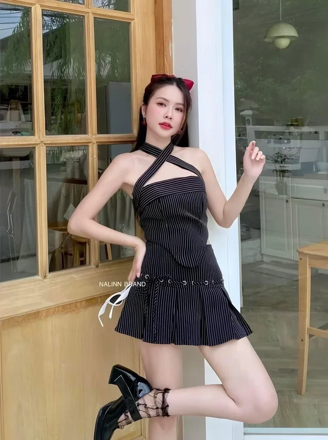 เดรสคล้องคอดำเท่ สไตล์เรียบหรู thumbnail 4
