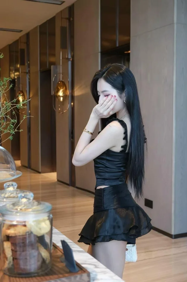 ชุดเซ็ตทูพีซดำหรู สไตล์หวานแซ่บ thumbnail 4