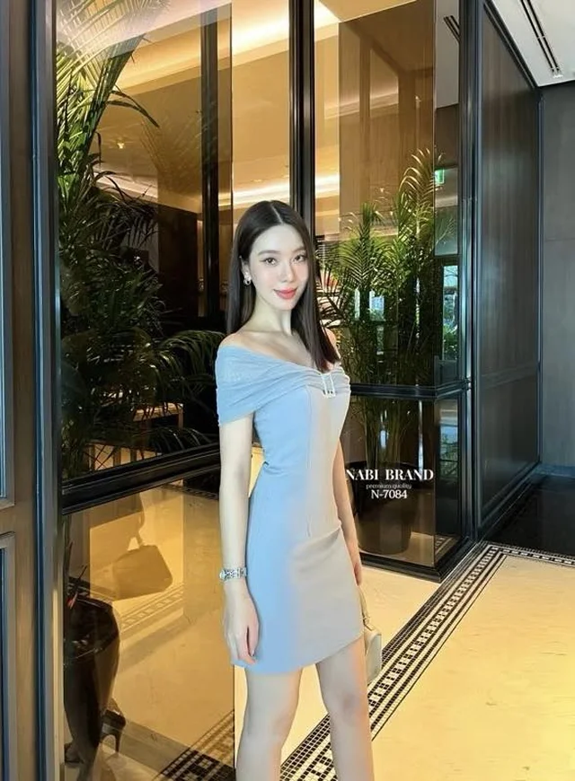 เดรสเปิดไหล่สีฟ้าอ่อน สไตล์เรียบหรูดูแพง thumbnail 4