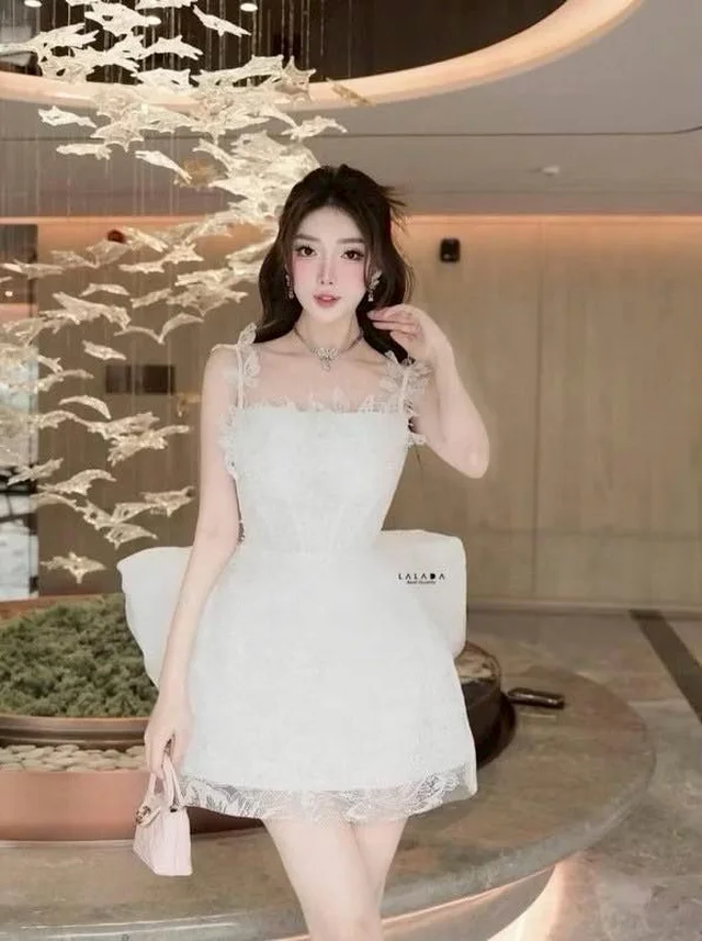 MARA – เดรสลูกไม้สีขาวหวานหรู Mini Dress thumbnail 2