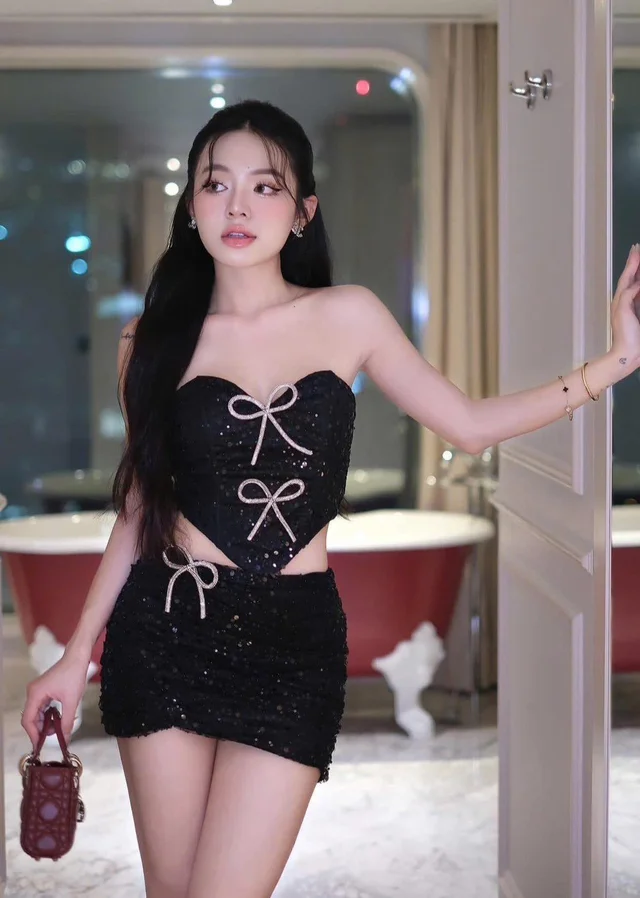 เดรสเกาะอกสีดำแซ่บหรู Mini Dress