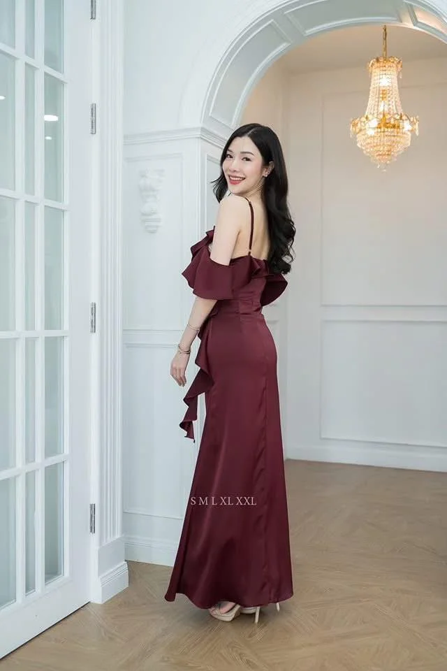 เดรสเปิดไหล่สีไวน์แดงหรูหวาน Long Dress (alternate)