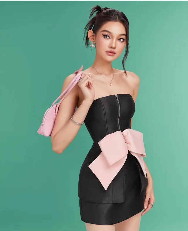 เดรสเกาะอกสีดำโบว์ชมพูแซ่บหรู Mini Dress (alternate)