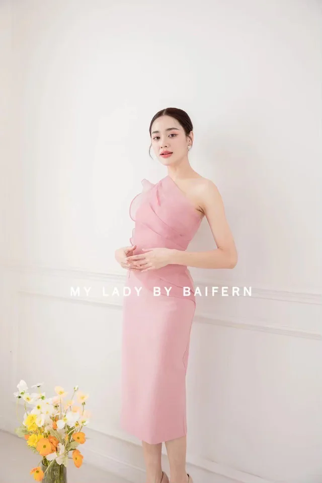 My Lady by Baifern – เดรสไหล่เฉียงสีชมพูหวานหรู Midi Dress