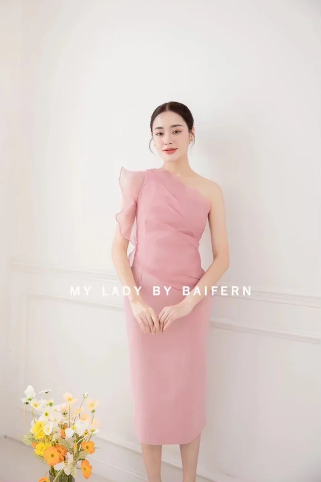 My Lady by Baifern – เดรสไหล่เฉียงสีชมพูหวานหรู Midi Dress (alternate)