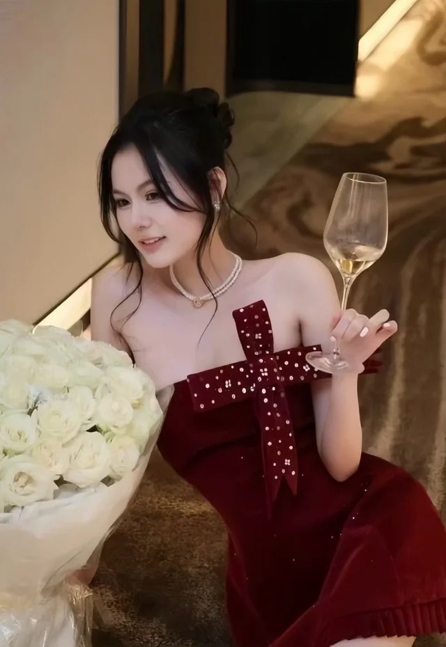 LALA – เดรสเกาะอกสีไวน์แดงแซ่บหรู Mini Dress (alternate)