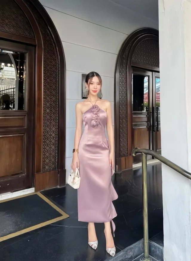 เดรสสายคล้องคอสีชมพูหรูหวาน Long Dress