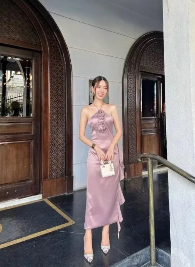 เดรสสายคล้องคอสีชมพูหรูหวาน Long Dress (alternate)