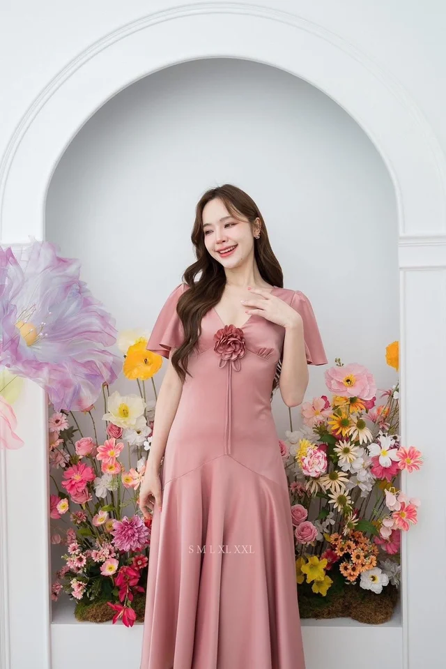 เดรสสีชมพูหวานสุภาพทรงเรียบหรู Long Dress (alternate)