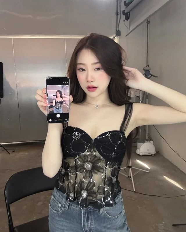 Nary studio เสื้อเกาะอกปาดไหล่แต่งลูกไม้ดำ  thumbnail 2
