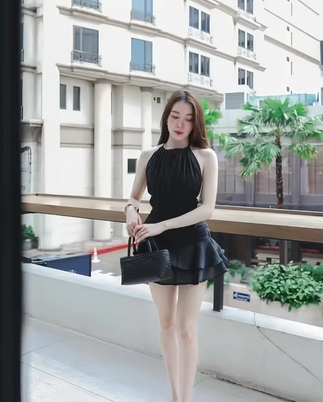 ชุดเซ็ต Bellin Closet เสื้อครอปคอ halter และกระโปรงสั้นสีดำ thumbnail 3