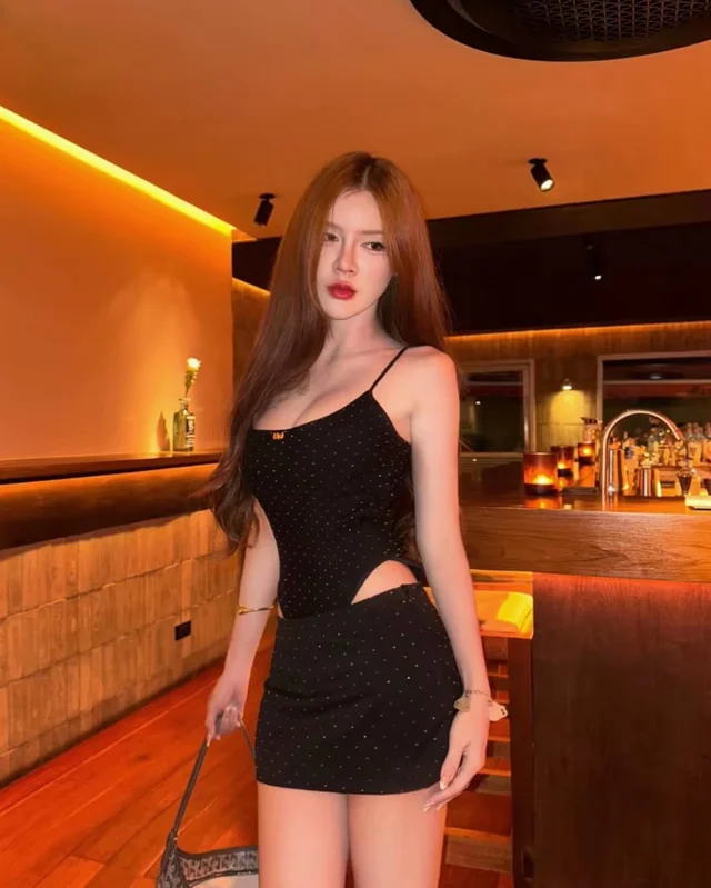ชุดเซ็ต Unigam บอดี้สูทและกระโปรงสั้นประดับเพชรสีดำ (alternate)