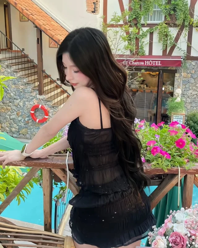 ชุดเซ็ต SUACLOTHES เสื้อสายเดี่ยวและกระโปรงสั้นสีดำ  thumbnail 3