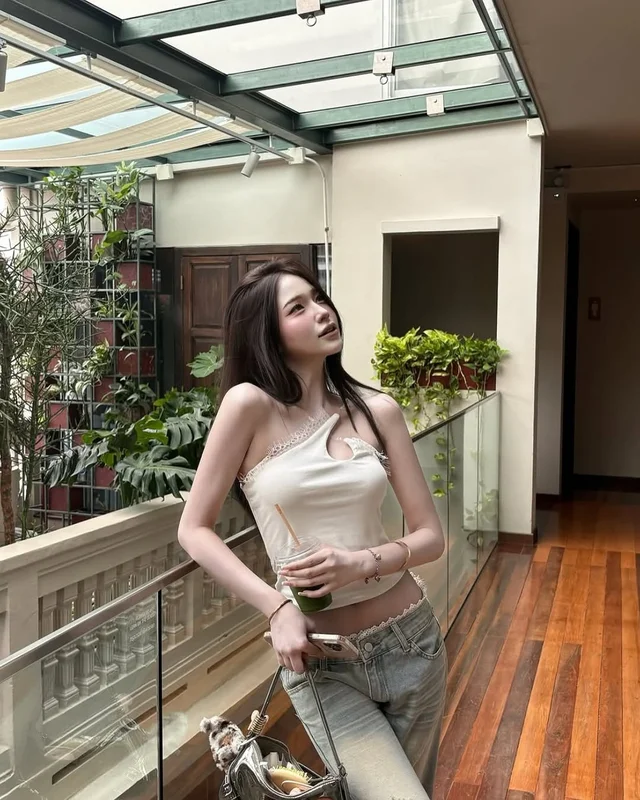 เสื้อครอป Wild S เกาะไหล่ข้างเดียวสีครีม  thumbnail 3