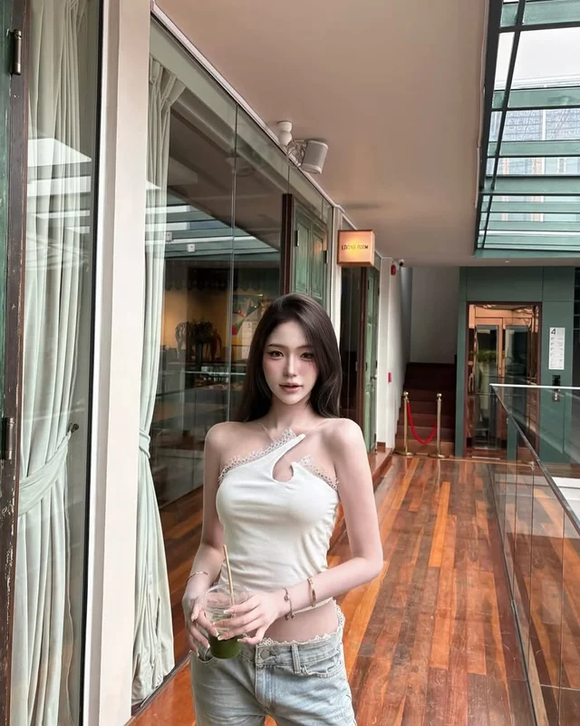เสื้อครอป Wild S เกาะไหล่ข้างเดียวสีครีม  thumbnail 2