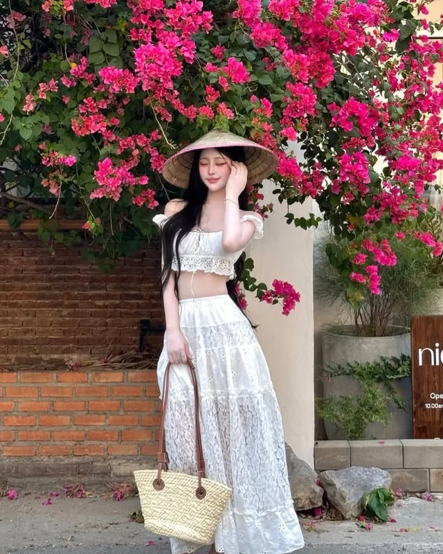 Nary studio ชุดเวียดนาม เสื้อครอปและกระโปรงยาวลูกไม้  thumbnail 3