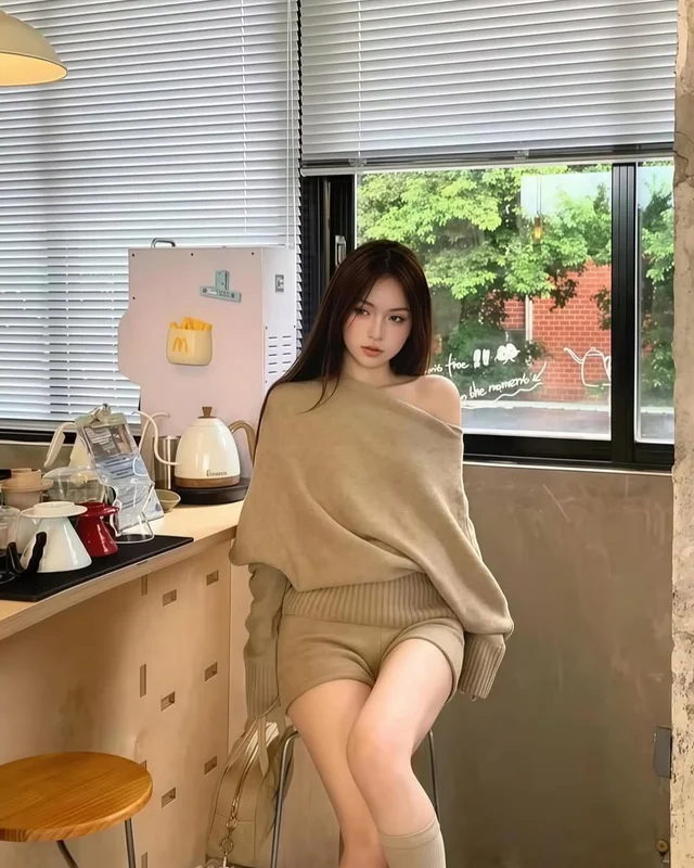 Bellin Closet ชุดเซตไหมพรมปาดไหล่ สีเบจ thumbnail 4