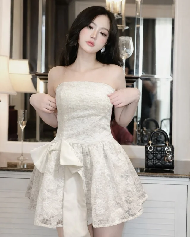 ชุดเดรสสั้นเกาะอกสีขาว Bellin Closet (alternate)