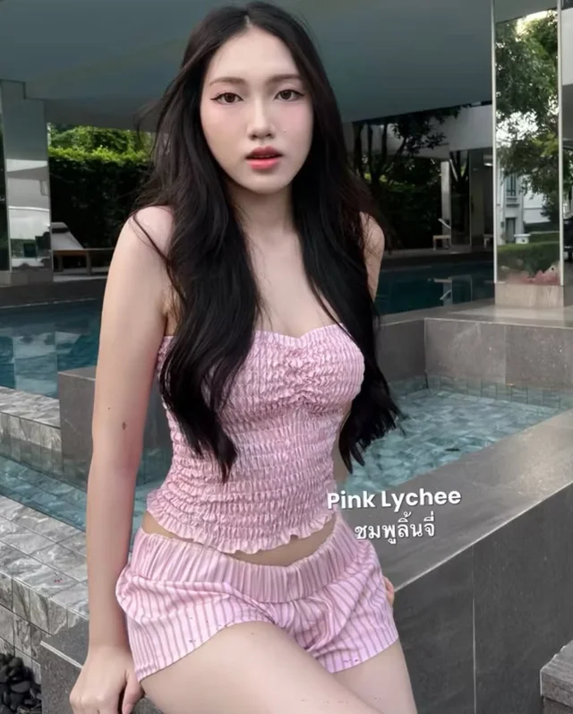 ชุดเซ็ตเสื้อเกาะอกและกางเกงขาสั้น Pink Lychee (alternate)
