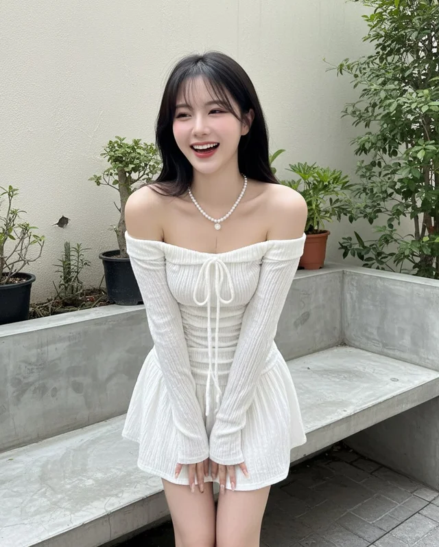 เดรสสั้นสีขาวเปิดไหล่ thumbnail 4