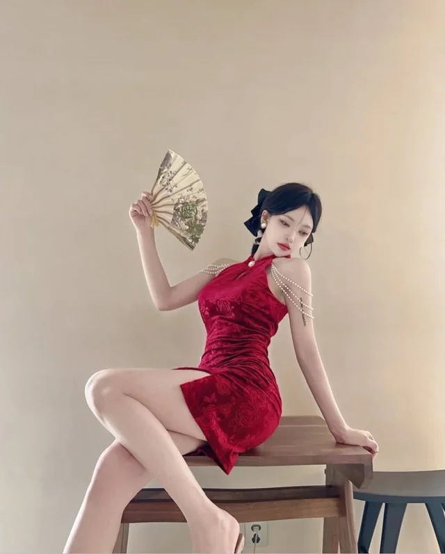 ชุดกี่เพ้ากำมะหยี่แดงประดับมุก (alternate)