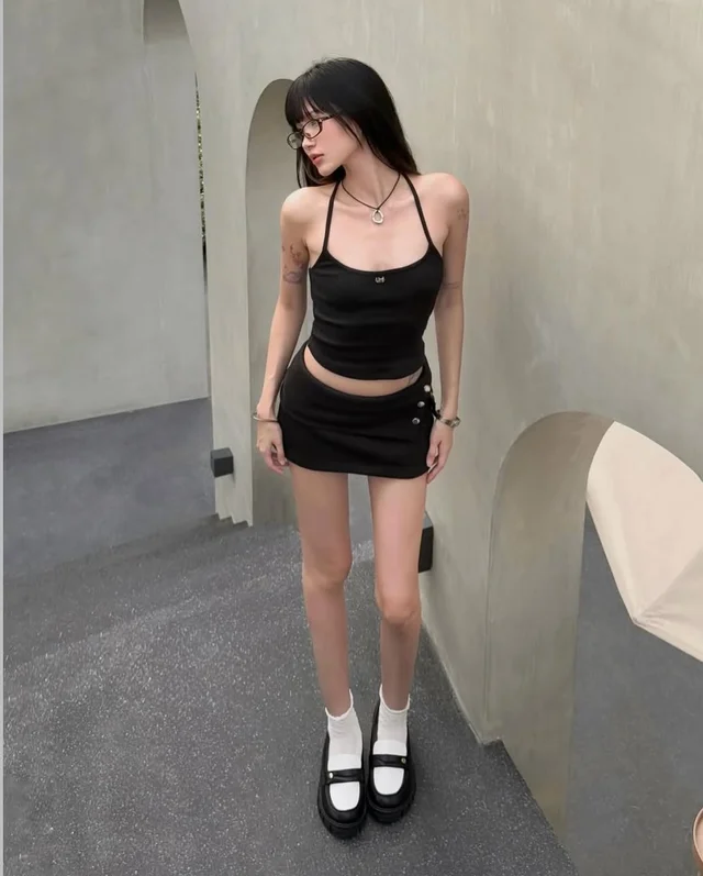 Unigam ชุดเซ็ตเสื้อครอปคอ halter และกระโปรงสั้น  thumbnail 2