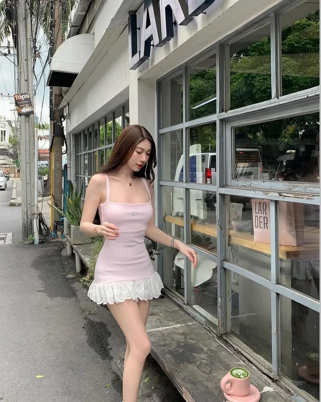 Feelfree เดรสสั้นสายเดี่ยวสีชมพูชายระบาย  (alternate)