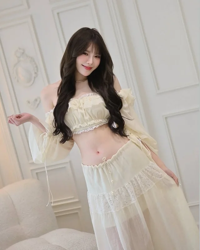 ชุดเซ็ตเสื้อครอปและกระโปรงยาว Nary Studio (alternate)