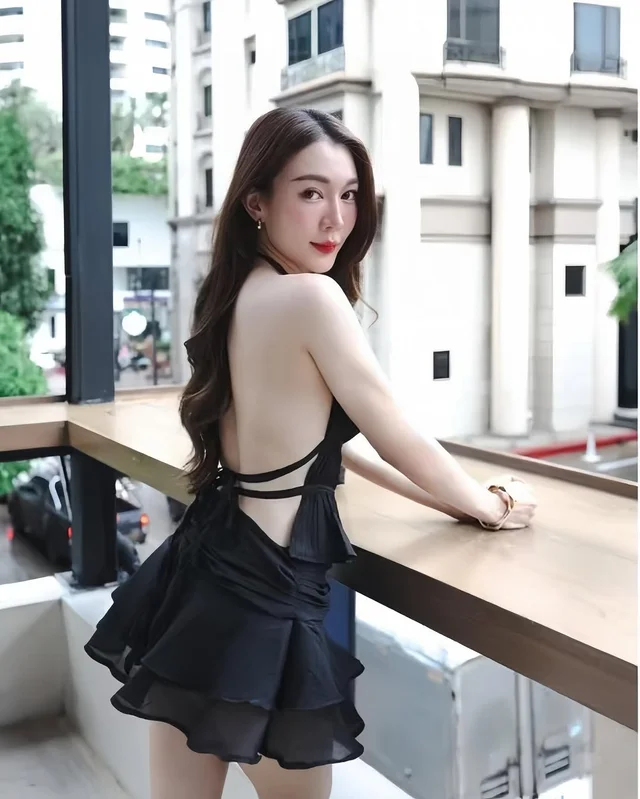 ชุดเซ็ต Bellin Closet สีดำ  เสื้อคอ halter  กระโปรงสั้น thumbnail 2