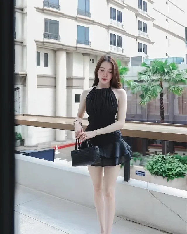 ชุดเซ็ต Bellin Closet สีดำ เสื้อคอ halter กระโปรงสั้น (alternate)