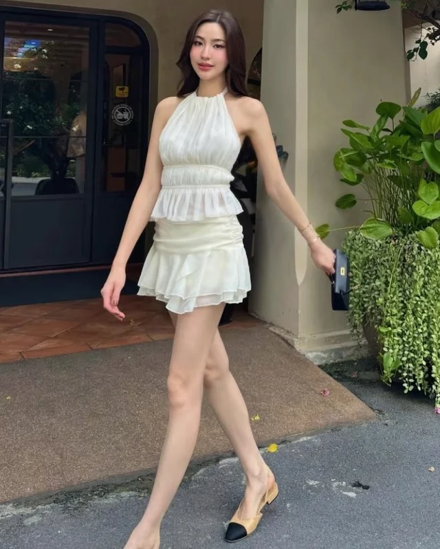 Bellin Closet เซตเสื้อและกระโปรงสายเดี่ยวระบาย (alternate)