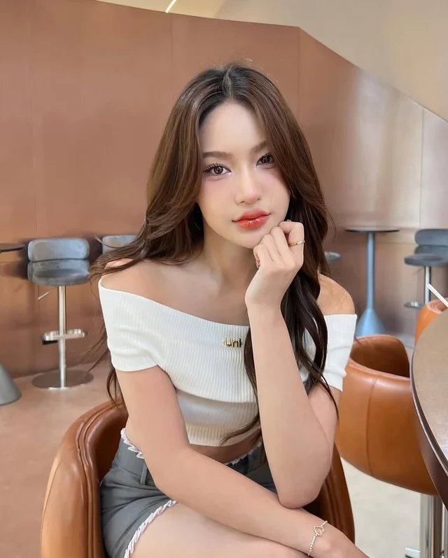 Unigam เสื้อครอปปาดไหล่สีขาว  Crop Top  thumbnail 3