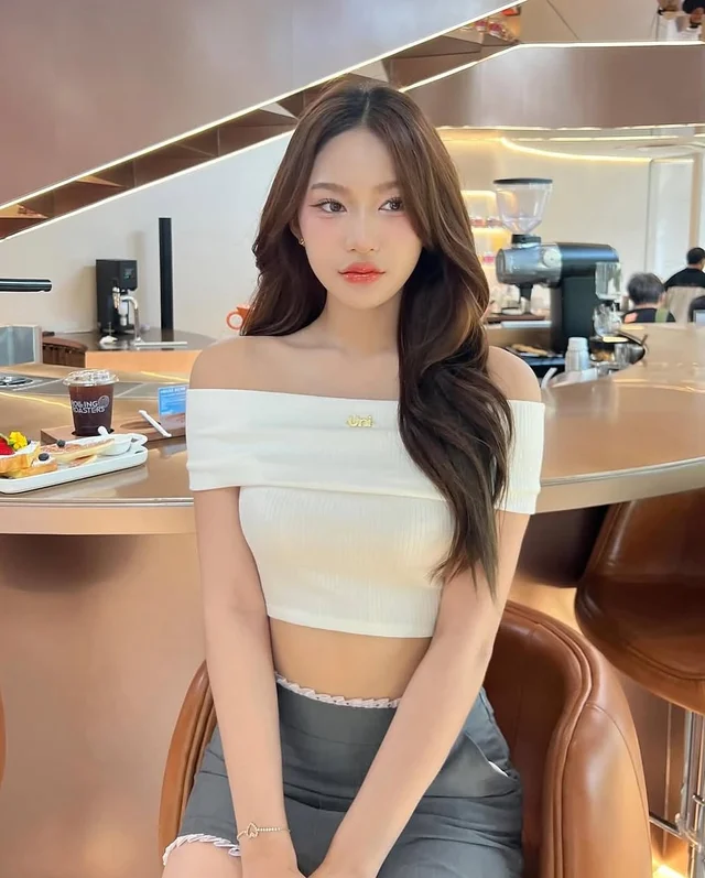 Unigam เสื้อครอปปาดไหล่สีขาว Crop Top (alternate)