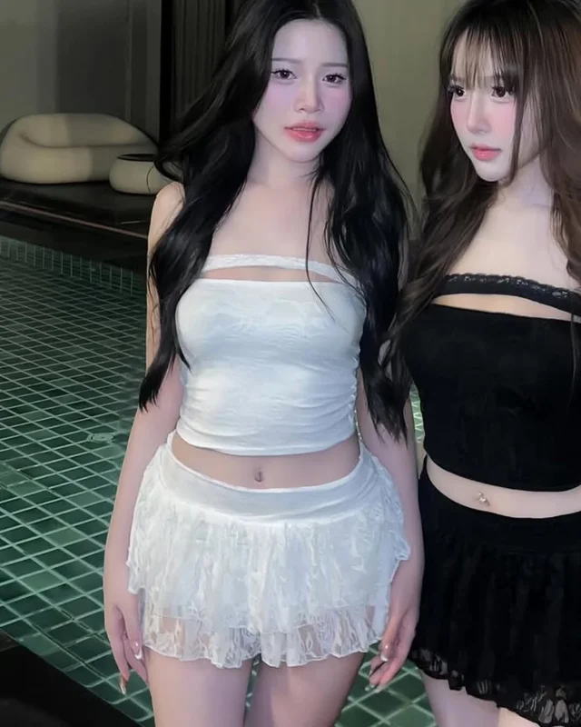 SUACLOTE ชุดเซตเสื้อเกาะอกและกระโปรงสั้นสีขาว (alternate)
