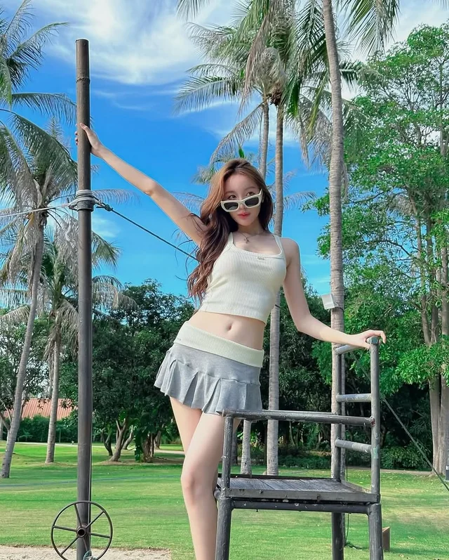 Unigam เสื้อครอปสายเดี่ยว กระโปรงสั้นพลีท (alternate)
