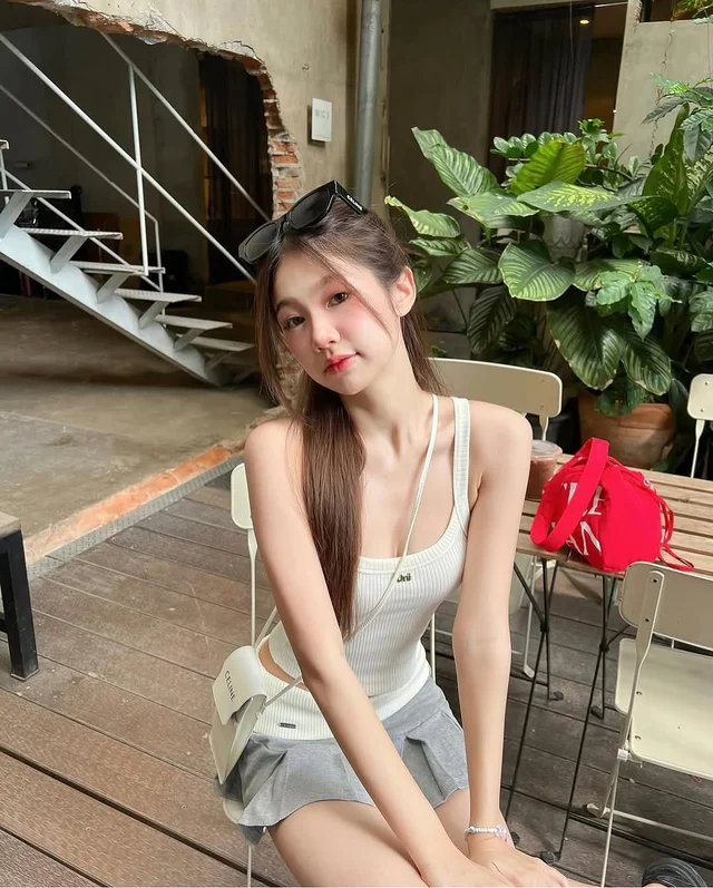Unigam เสื้อครอปสายเดี่ยว  กระโปรงสั้นพลีท  thumbnail 3