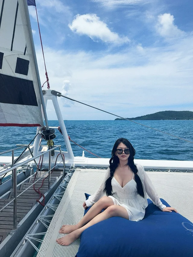 เดรสสั้นสีขาว (alternate)