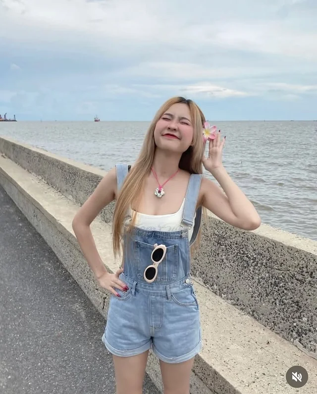 ชุดเอี๊ยมยีนส์ขาสั้น (Size M)
