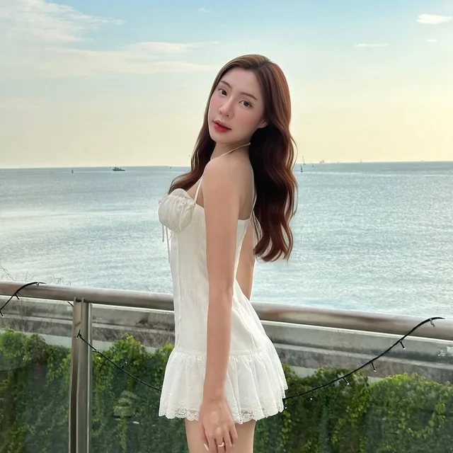 Zyrus Khaosarn เดรสสั้นสีขาว (alternate)