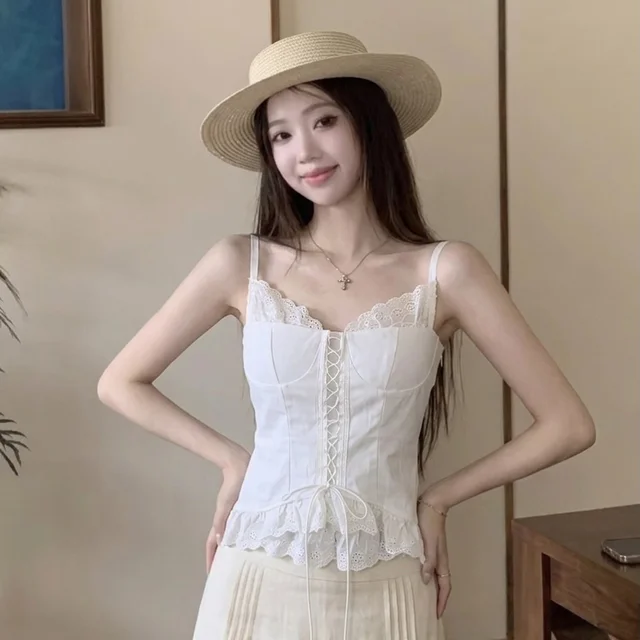 เสื้อสายเดี่ยวสีขาวแต่งระบายลูกไม้ (alternate)