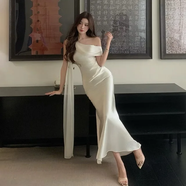 เดรสยาวเปิดไหล่สีครีม (alternate)